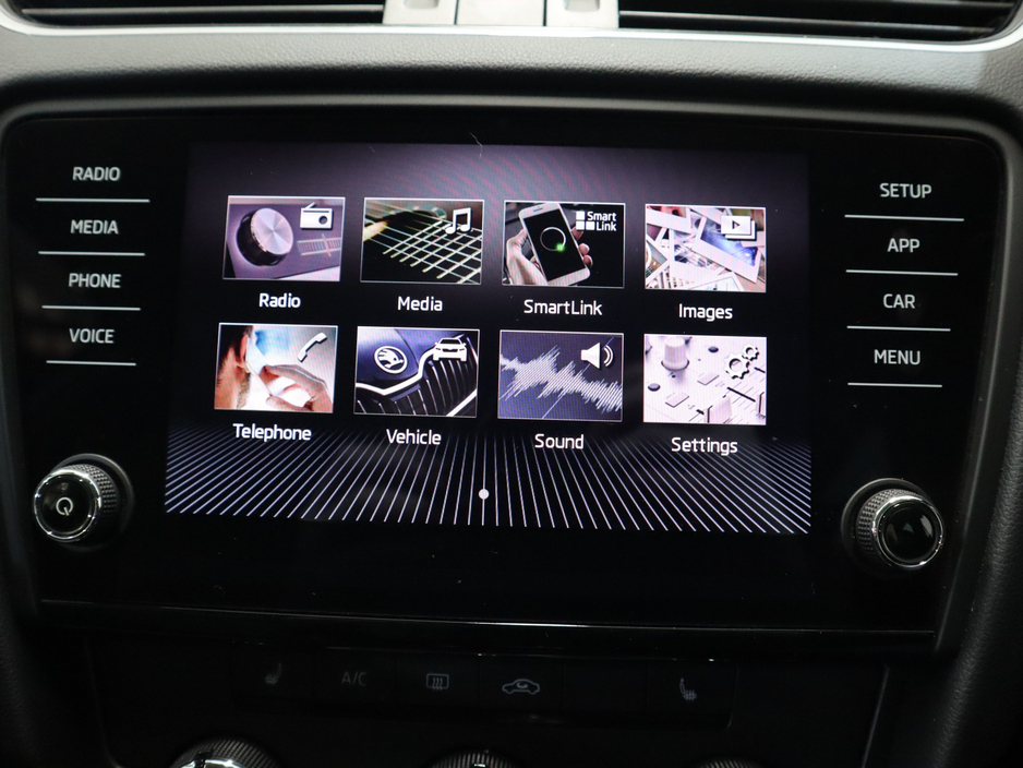 2020 Skoda Octavia - image 22