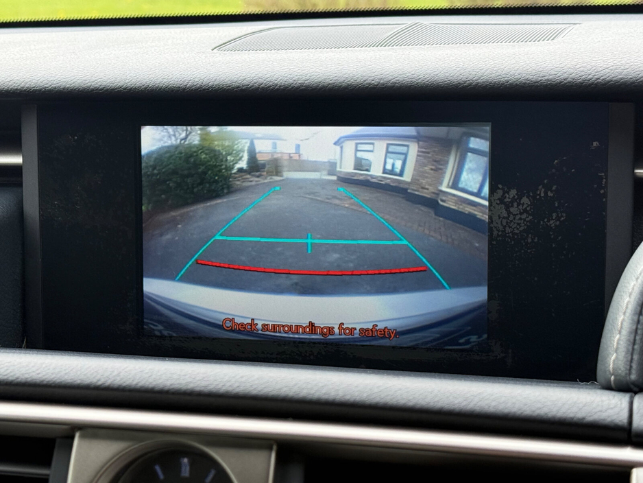 2015 Lexus IS 300 h - image 17