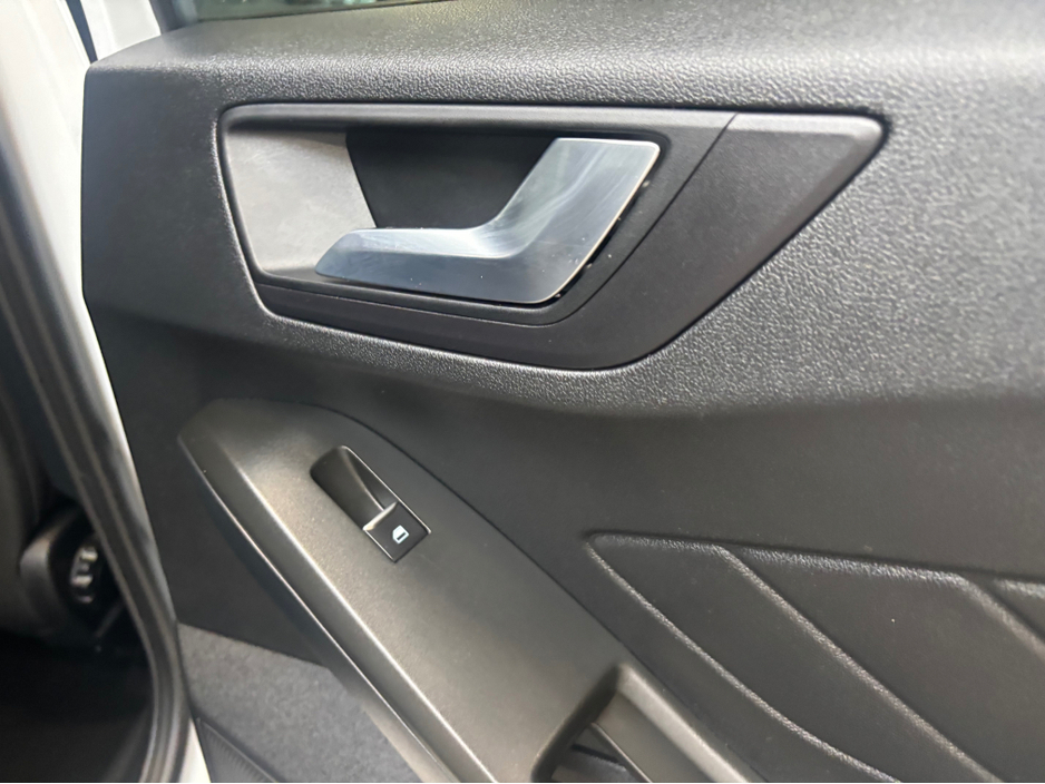 2023 Ford Focus - image 5