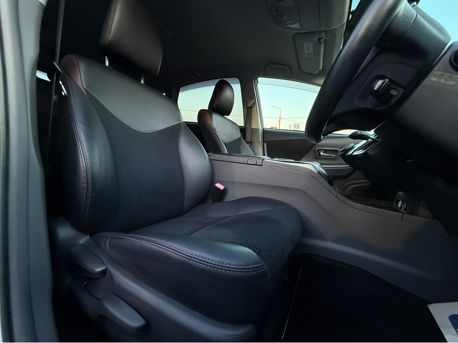 2013 Toyota Prius Alpha - image 15