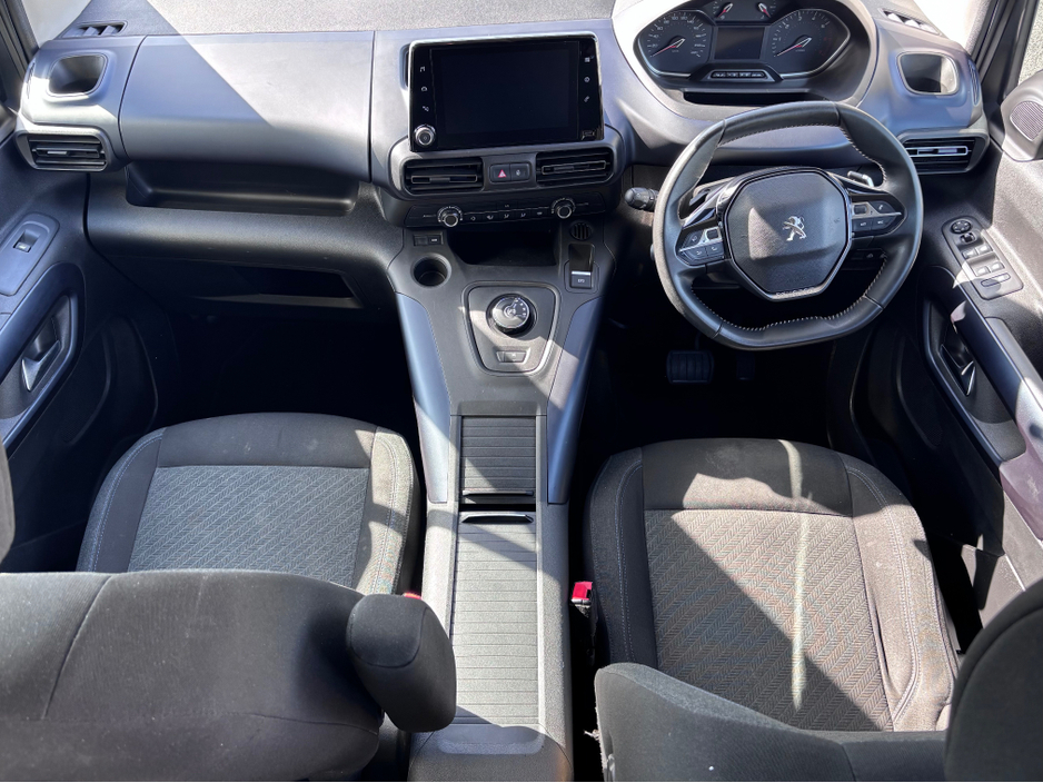 2020 Peugeot Rifter - image 2