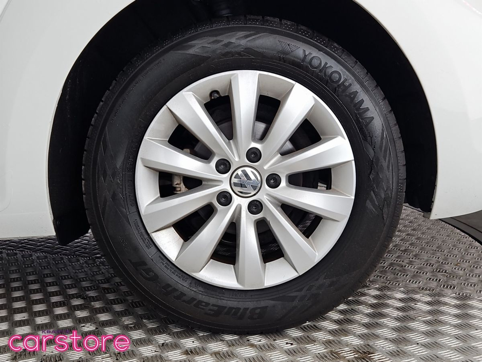 2017 Volkswagen Beetle - image 14