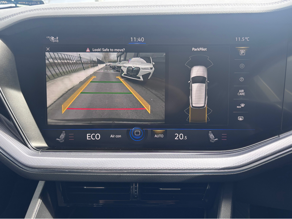 2018 Volkswagen Touareg - image 10