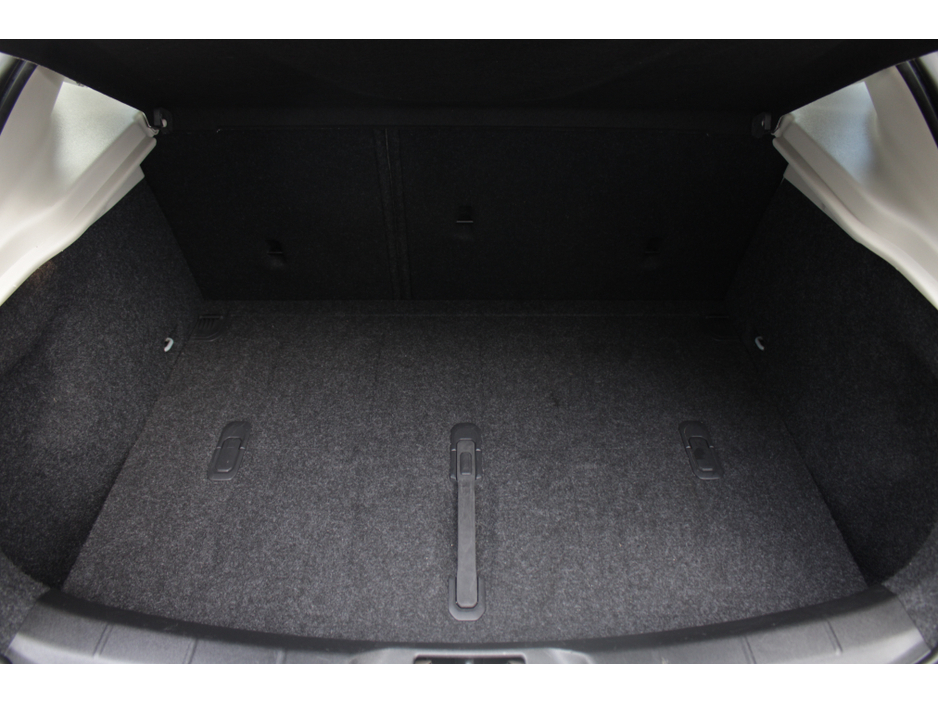 2017 Volvo V40 - image 20