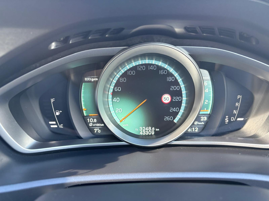 2014 Volvo V40 - image 15