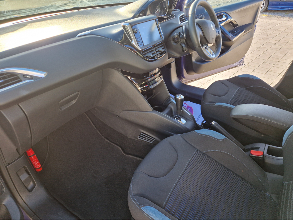 2015 Peugeot 208 - image 17