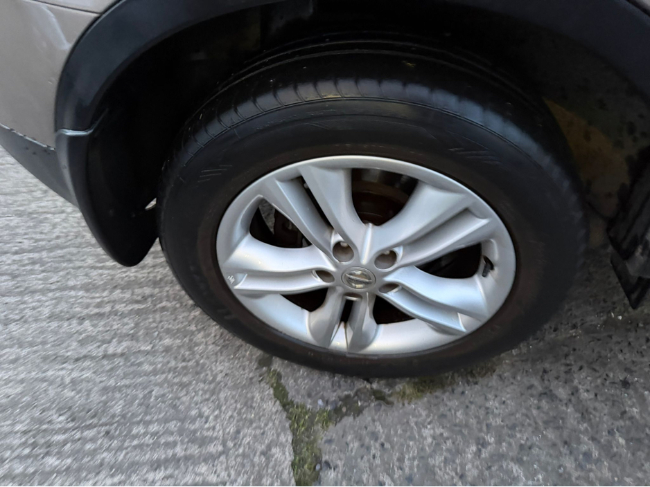 2012 Nissan Qashqai - image 2