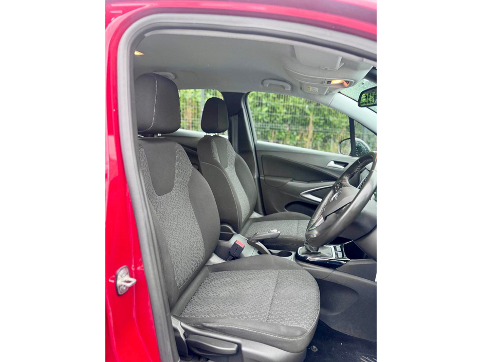 2022 Opel Crossland - image 10