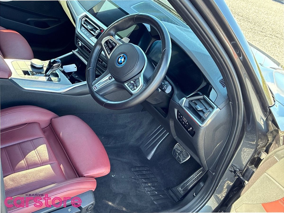 2021 BMW 3 Series - image 12