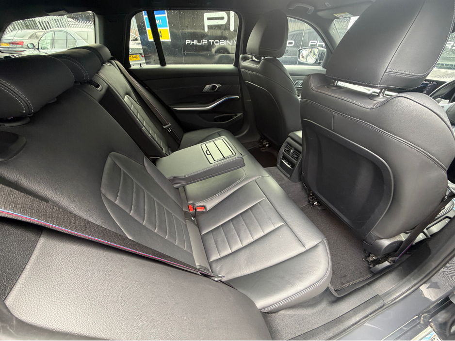 2022 BMW 3 Series - image 12