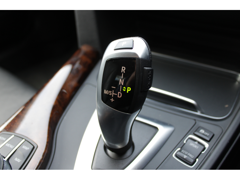 2018 BMW 3 Series - image 16