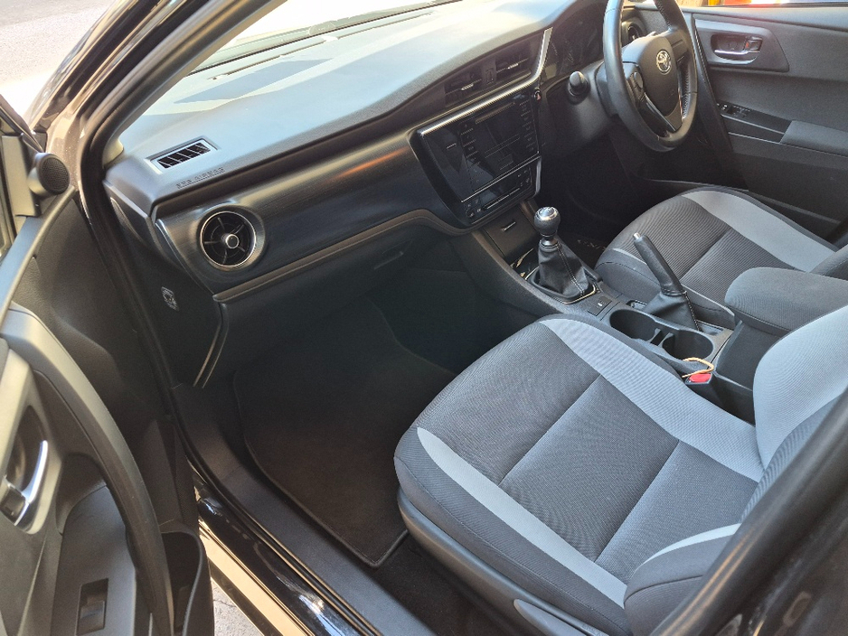 2018 Toyota Auris - image 14