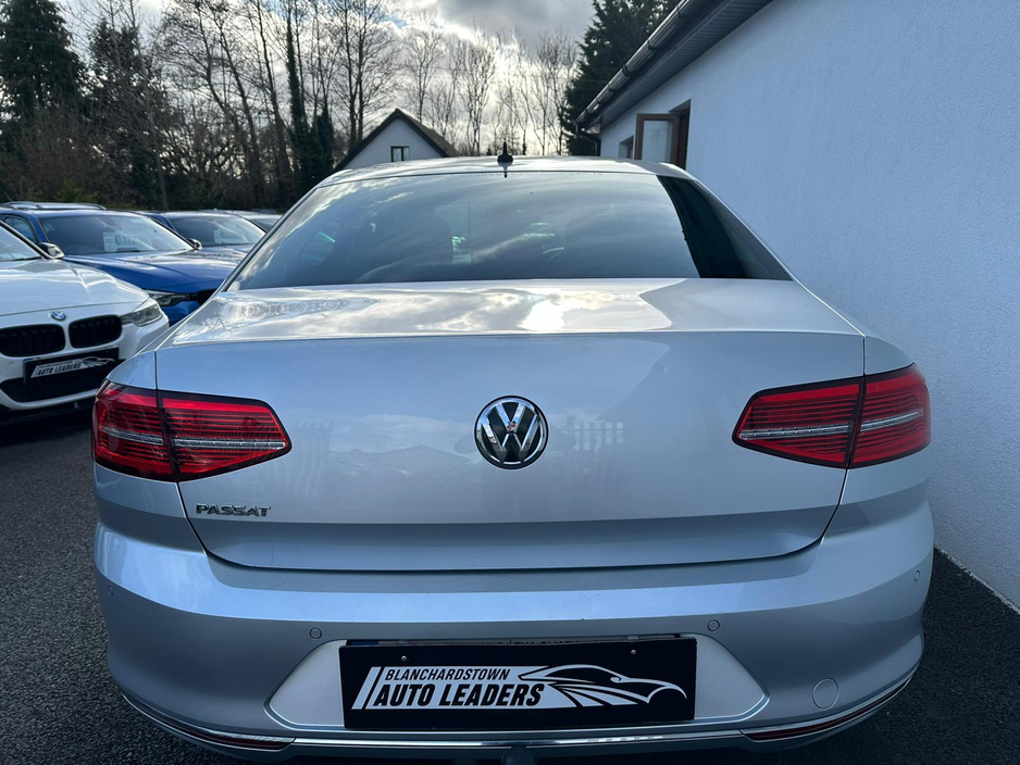 2019 Volkswagen Passat - image 4