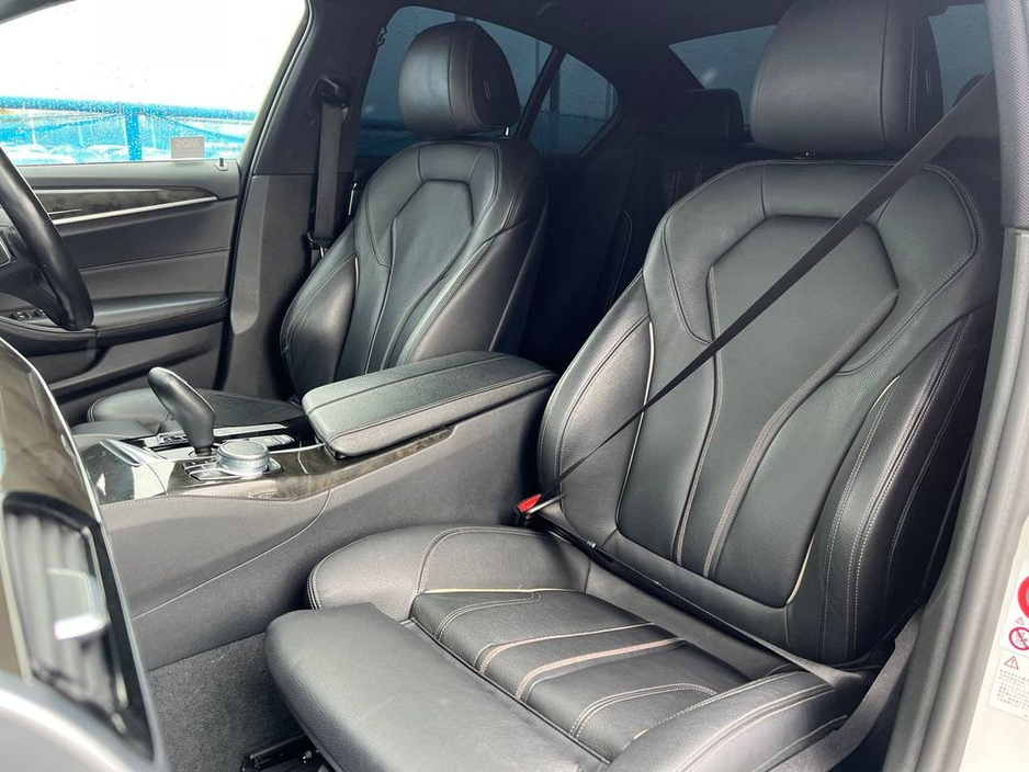 2017 BMW 5 Series - image 6