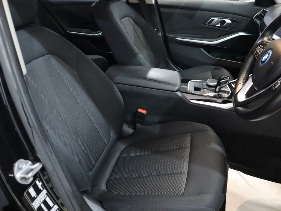2022 BMW 3 Series - image 22