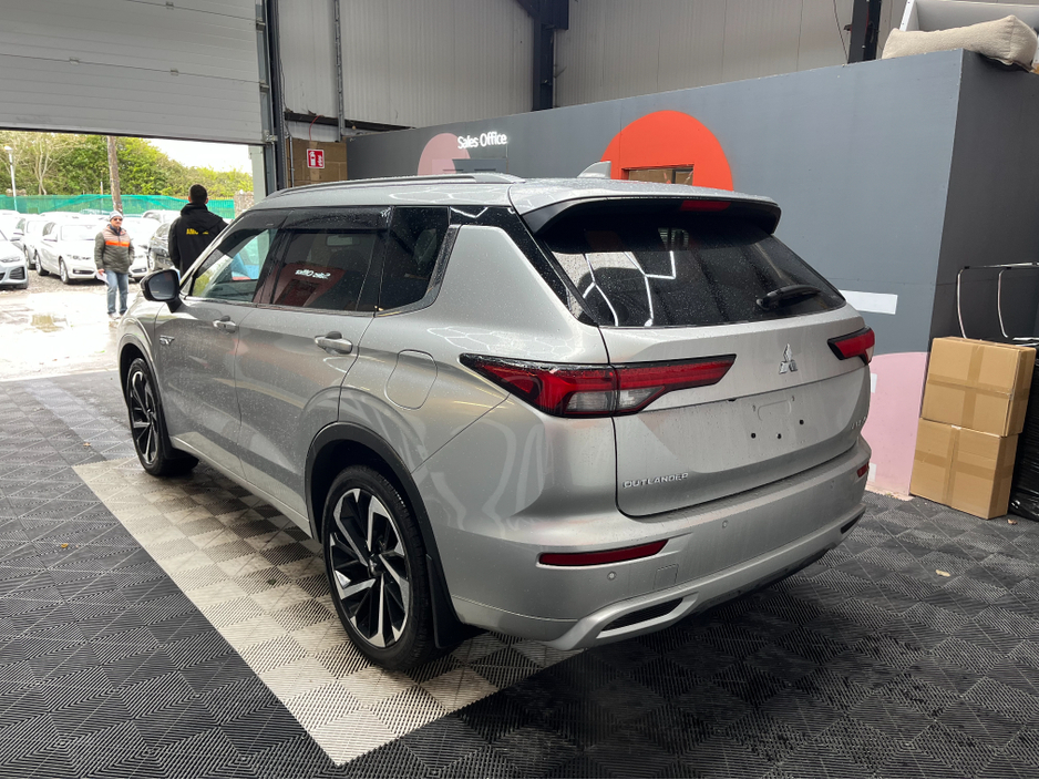 2023 Mitsubishi Outlander - image 4