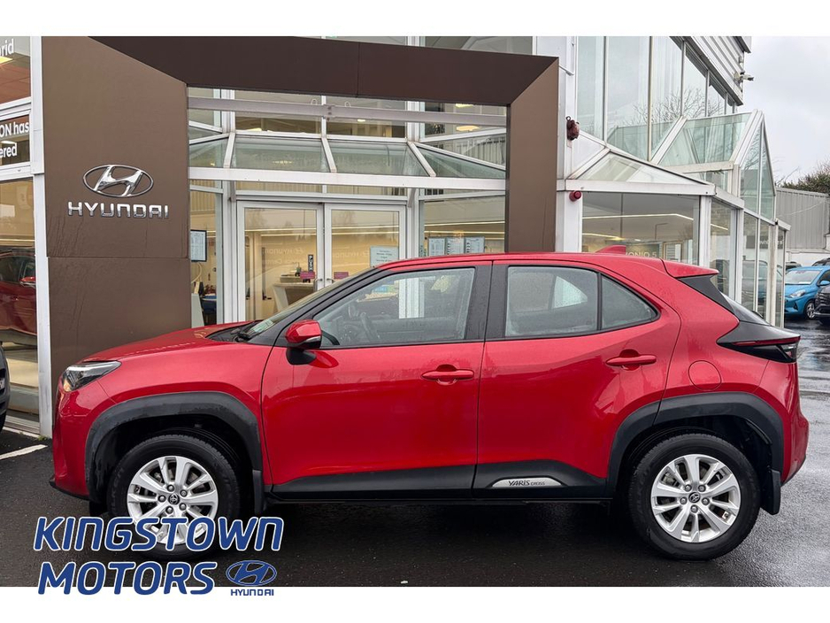 2022 Toyota Yaris - image 3