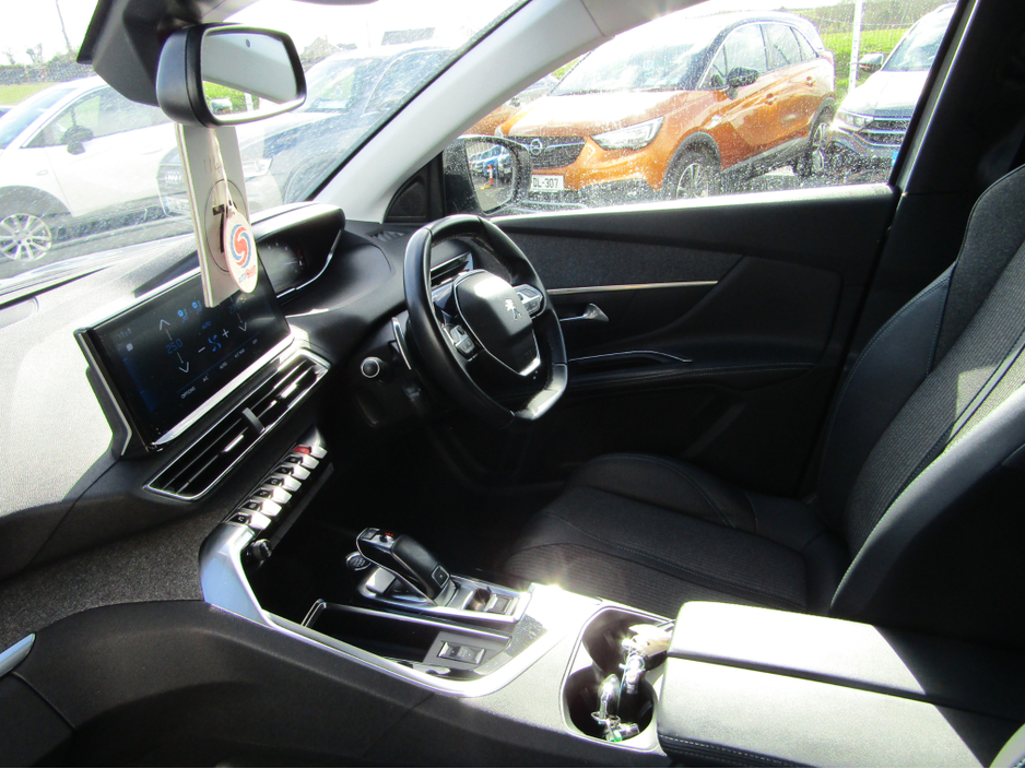 2022 Peugeot 5008 - image 8