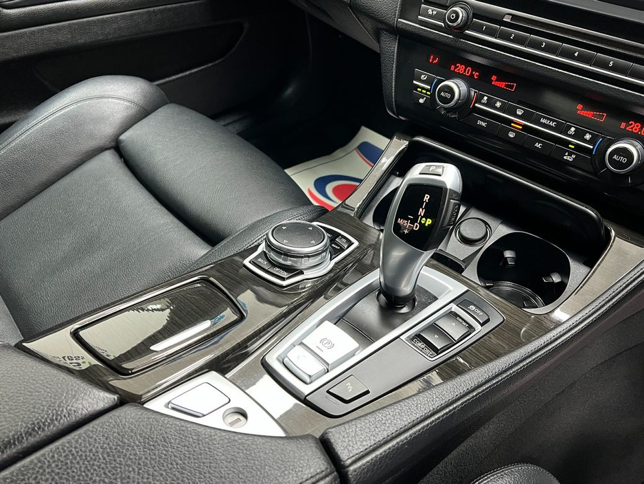2016 BMW 5 Series - image 8
