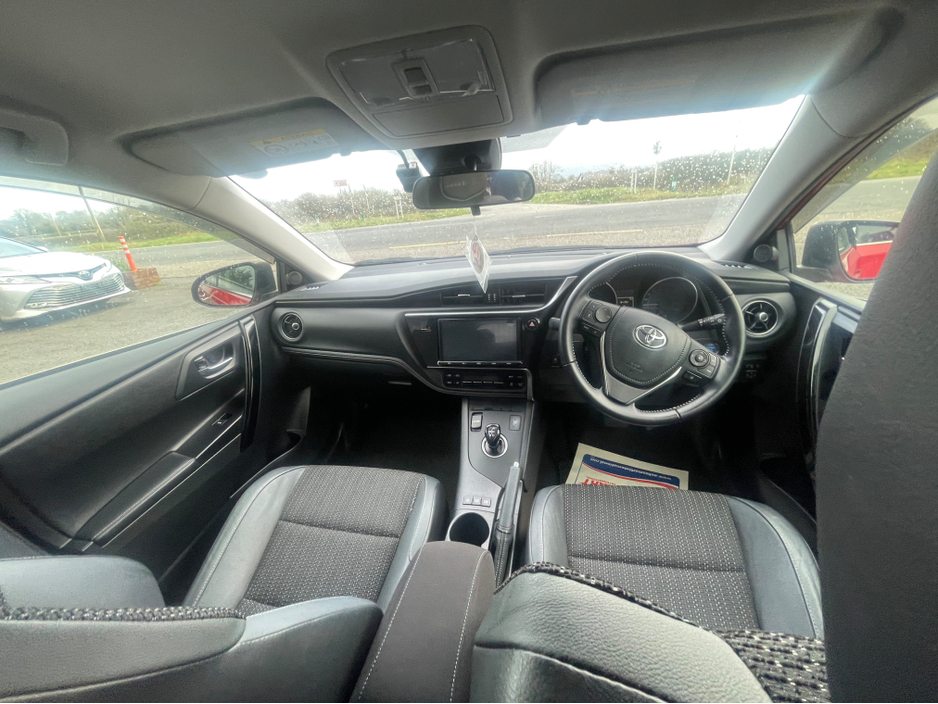 2017 Toyota Auris - image 12