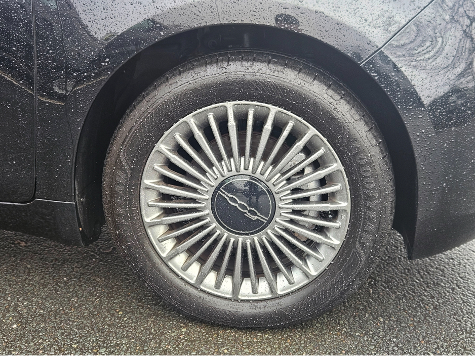 2025 Fiat 500e - image 9