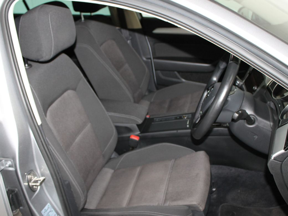 2019 Volkswagen Passat - image 12