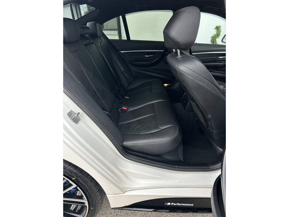 2017 BMW 3 Series - image 18
