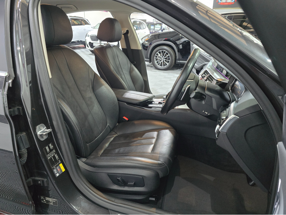 2018 BMW 5 Series - image 8