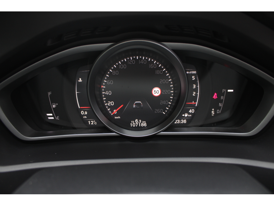 2018 Volvo V40 - image 12