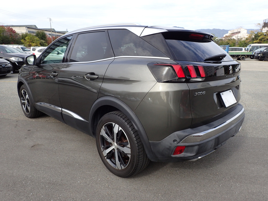 2019 Peugeot 3008 - image 4