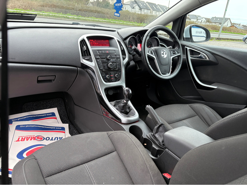 2013 Opel Astra - image 8