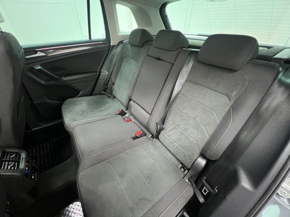 2023 Volkswagen Tiguan - image 4