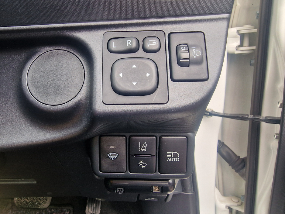 2018 Toyota Aqua - image 24