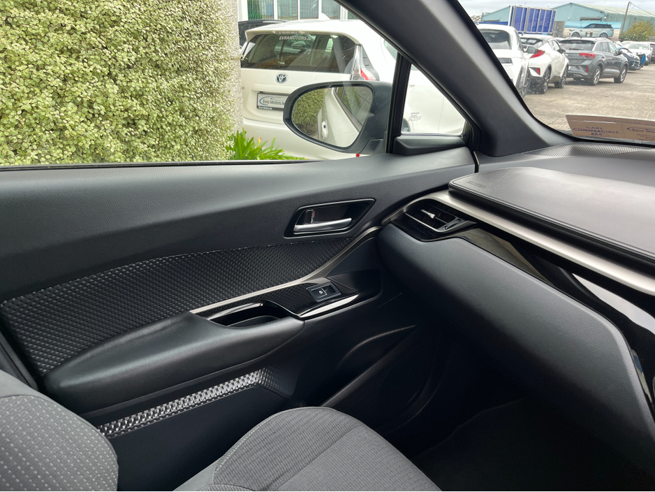 2020 Toyota C-HR HYBRID LUNA SPORT AUTOMATIC 1.8 PETROL //ADAPTIVE CRUISE CONTROL//KEYLESS ENTRY//REVERSE CAMERA//HEATED SEATS// €22,950