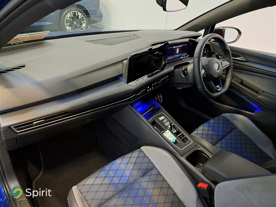 2021 Volkswagen Golf - image 4