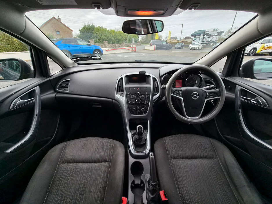 2013 Opel Astra - image 9