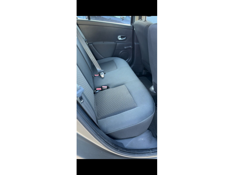 2010 Renault Clio - image 7