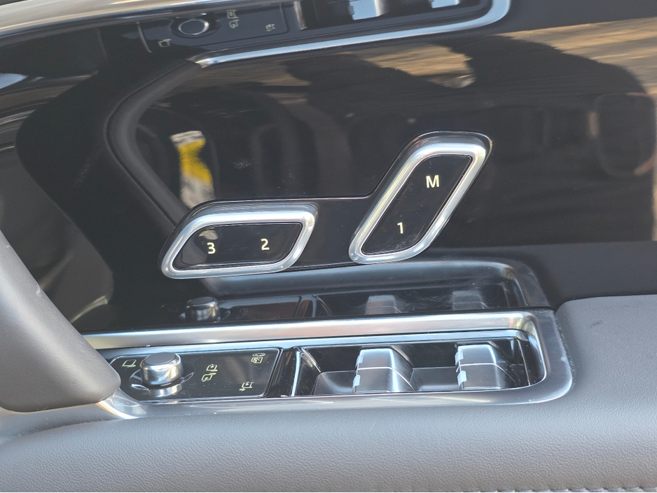 2025 Land Rover Range Rover - image 17