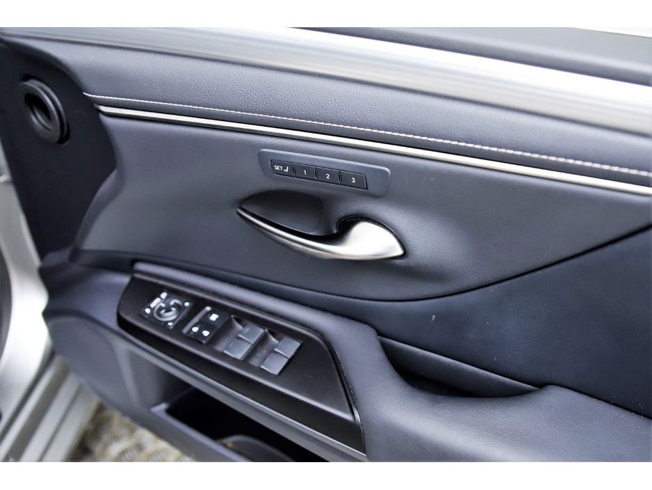 2019 Lexus ES 300 H - image 24
