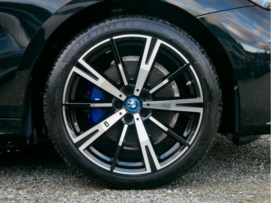 2025 BMW 5 Series - image 15