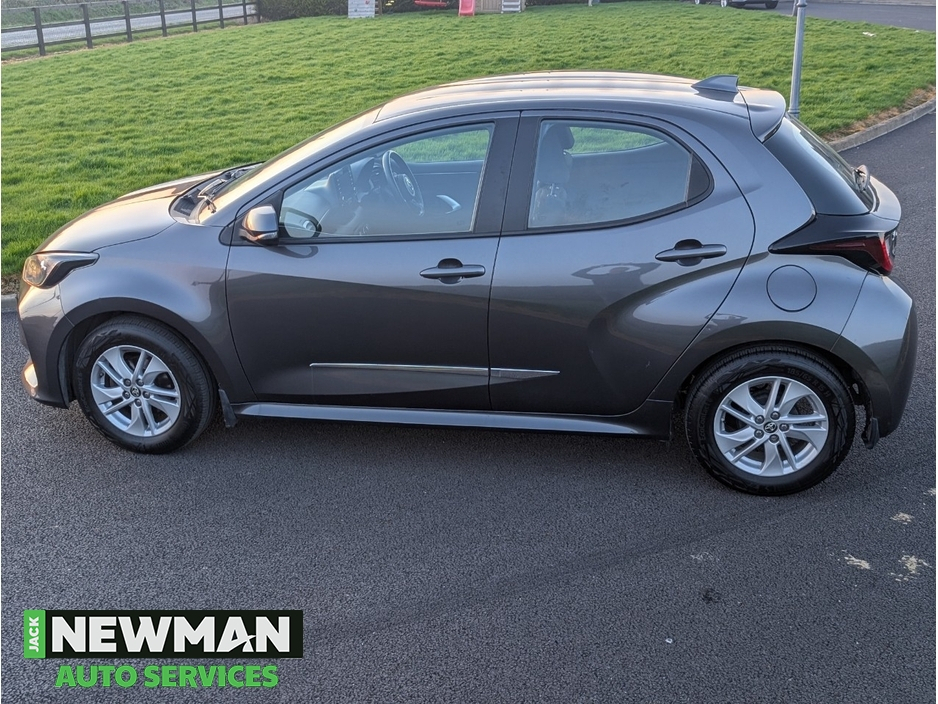 2022 Toyota Yaris - image 10