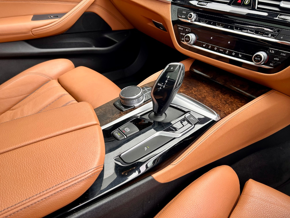 2020 BMW 5 Series - image 13