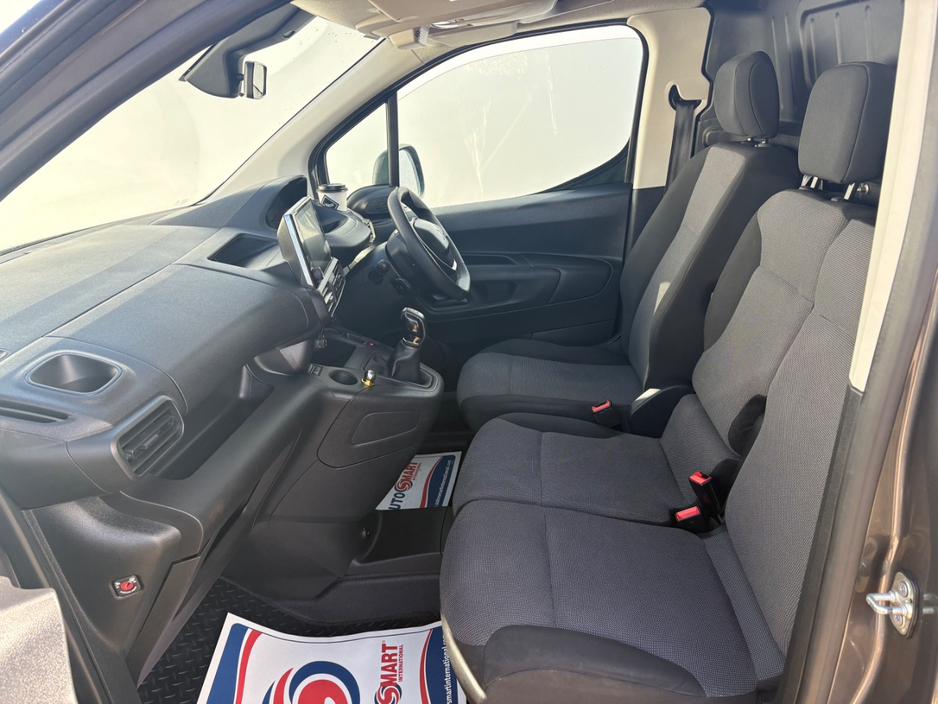 2019 Peugeot Partner - image 15