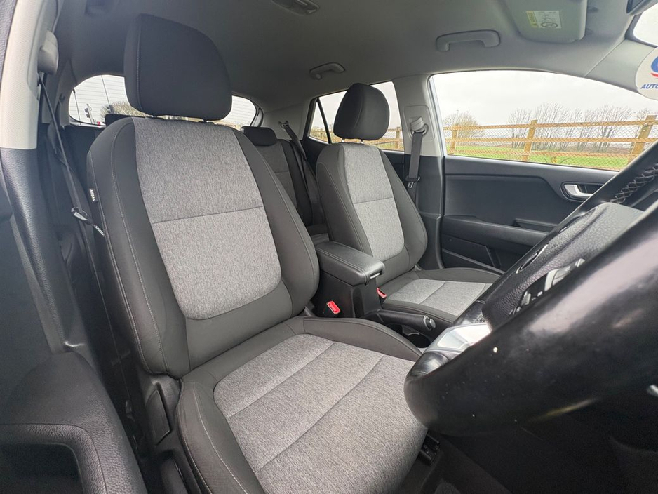 2020 Kia Stonic - image 6