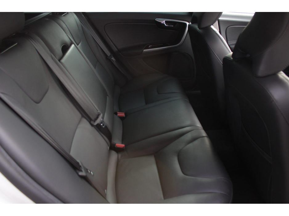 2018 Volvo V60 - image 17