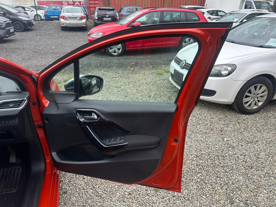 2017 Peugeot 208 - image 9