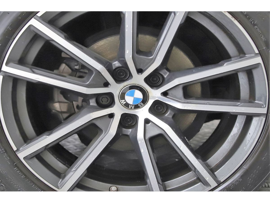 2021 BMW 3 Series - image 20