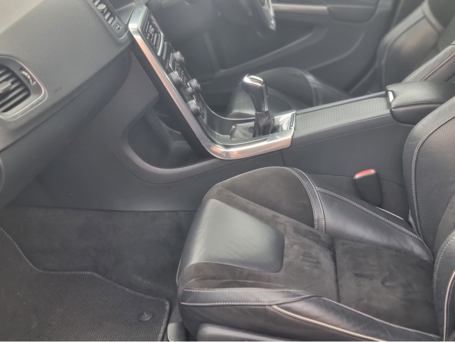 2015 Volvo V60 - image 11