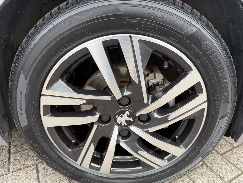 2023 Peugeot 208 - image 3