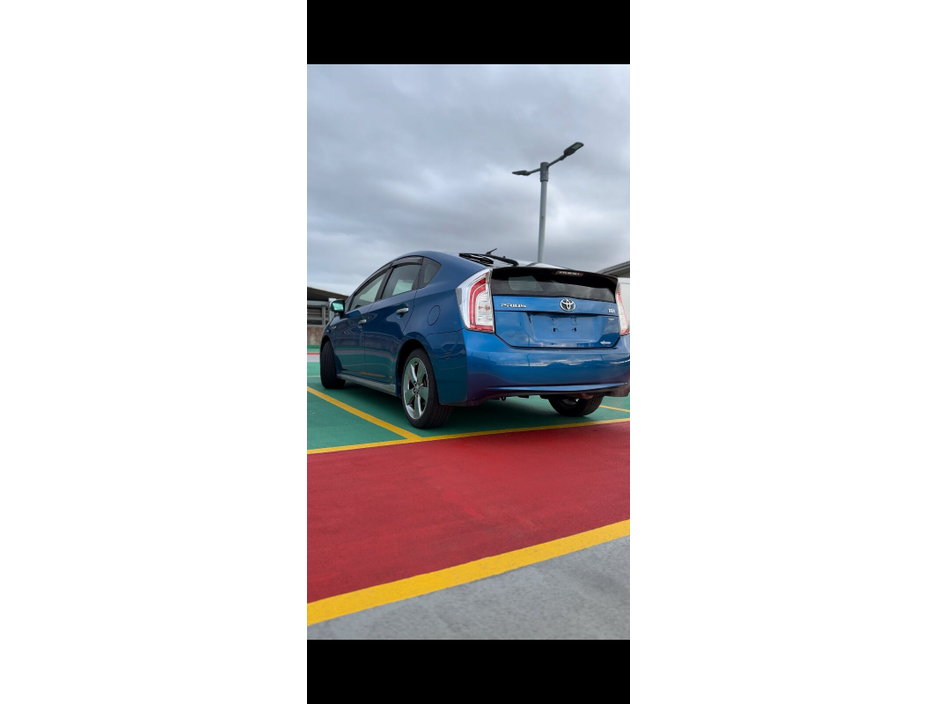 2013 Toyota Prius - image 5